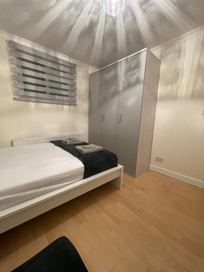 Entire 3 Bedroom Home - Minutes To Emirates Stadium! London Exterior photo
